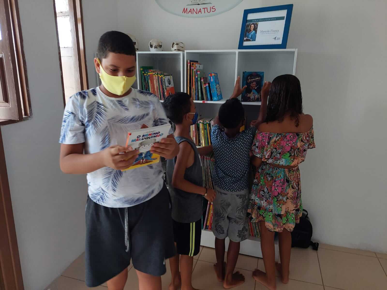 Imagem 2 de Crianças do povoado de Coqueiro, no litoral norte da Bahia, ganham biblioteca reformada